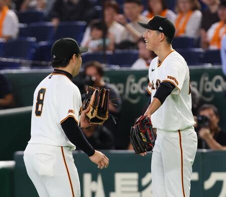 １回、丸（左）を迎える戸郷（撮影・中島達哉）