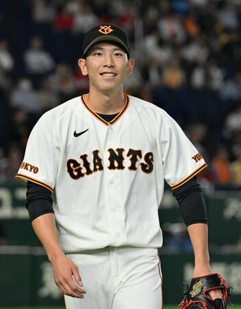 １回表を投げ終え、笑顔でベンチに戻る巨人先発・戸郷　※※　＝東京ドーム