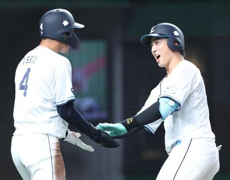 ２回、左越えに逆転２ランを放ち笑顔で迎えられる長谷川（撮影・金田祐二）
