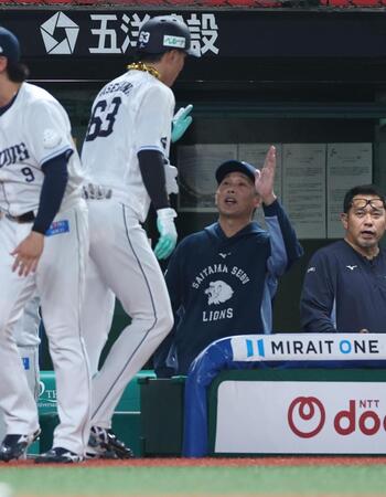 ２回、左越えに逆転２ランを放った長谷川を迎える西口監督（撮影・金田祐二）