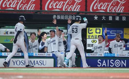 ２回、左越えに逆転２ランを放った長谷川を迎える西武ナイン（撮影・金田祐二）