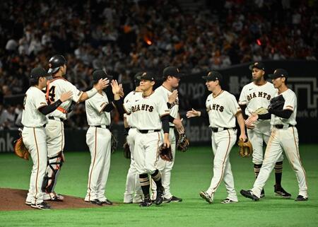 広島に勝利しタッチする巨人ナイン