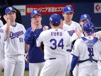 福（３４）からウイニングボールを受け取る金丸＝５月