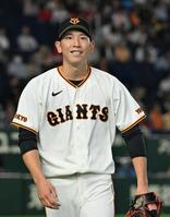 １回表を投げ終え、笑顔でベンチに戻る巨人先発・戸郷　※※　＝東京ドーム