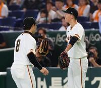 １回、丸（左）を迎える戸郷（撮影・中島達哉）