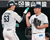 ２回、２ランを放った長谷川（左）を迎える先発の平良