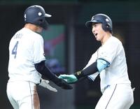 ２回、左越えに逆転２ランを放ち笑顔で迎えられる長谷川（撮影・金田祐二）