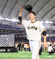 スタンドのファンの歓声に応える戸郷（撮影・中島達哉）