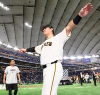 スタンドのファンの歓声に応える巨人・リチャード＝東京ドーム（撮影・中島達哉）