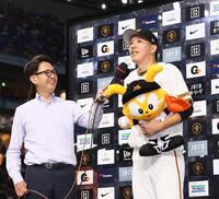 お立ち台で笑顔を見せる戸郷（撮影・中島達哉）