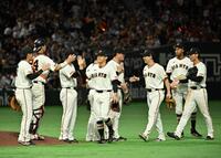 広島に勝利しタッチする巨人ナイン