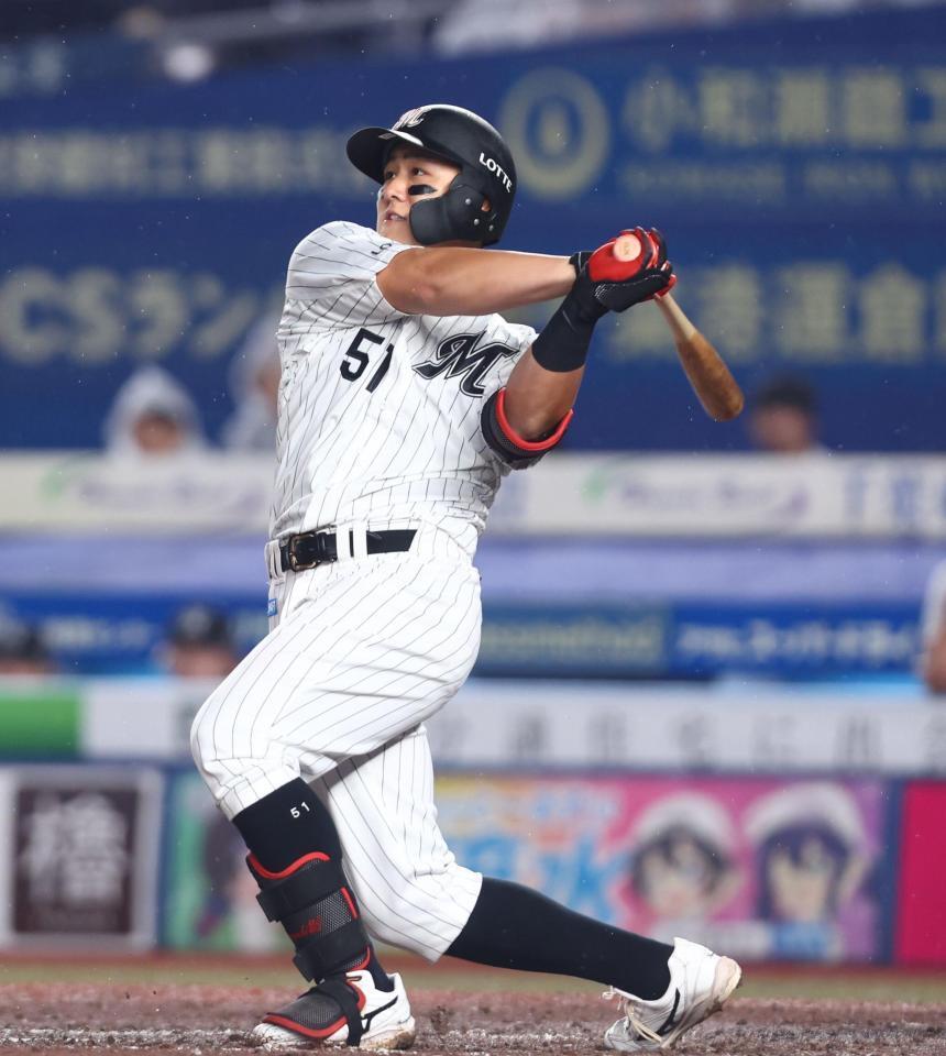 ９回、２ランを放つ山口（撮影・中島達哉）