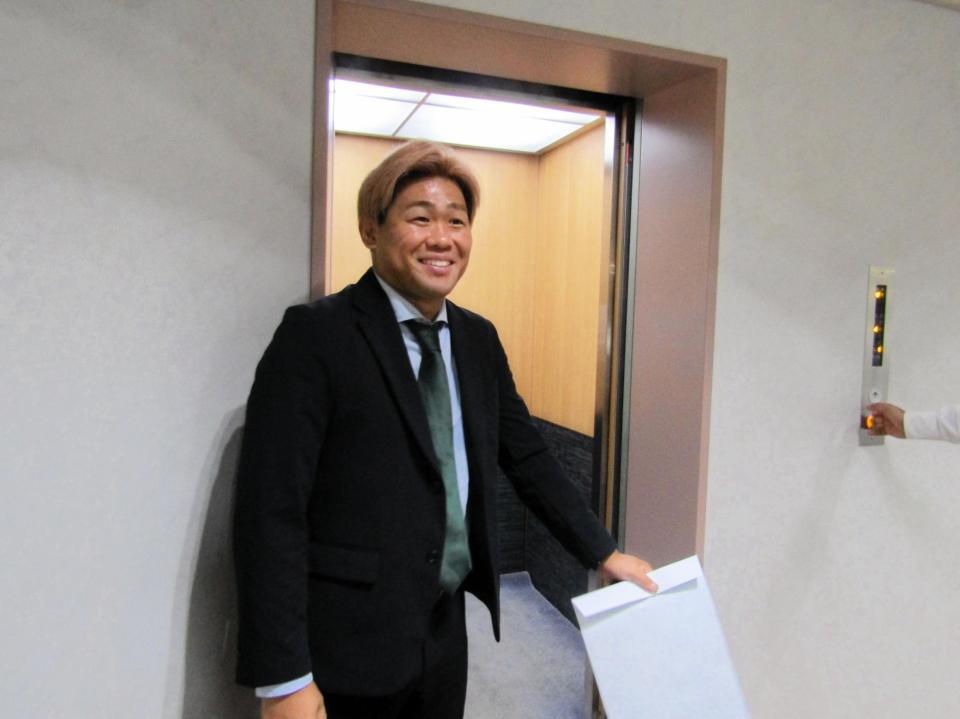 球団事務所を訪れた田口
