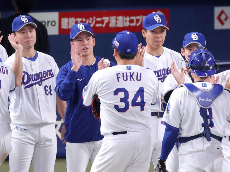 福（３４）からウイニングボールを受け取る金丸＝５月