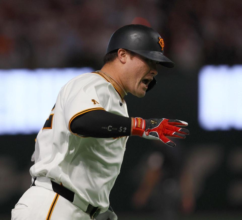 ４回、先制２ランを放ち、ダイヤモンドを回るリチャード（撮影・中島達哉）