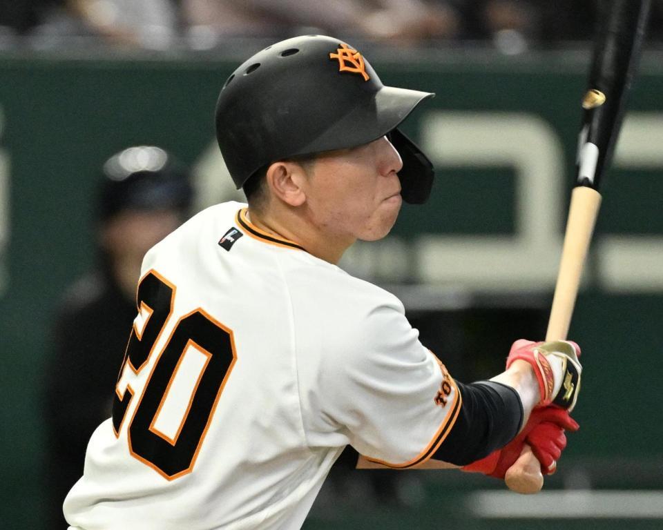 ４回、戸郷が中前適時打を放つ