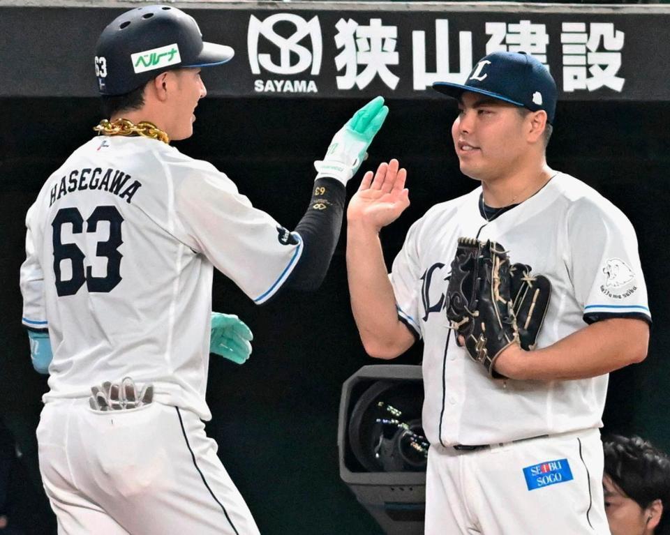 ２回、２ランを放った長谷川（左）を迎える先発の平良