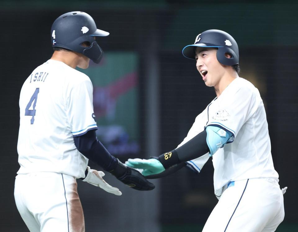 ２回、左越えに逆転２ランを放ち笑顔で迎えられる長谷川（撮影・金田祐二）