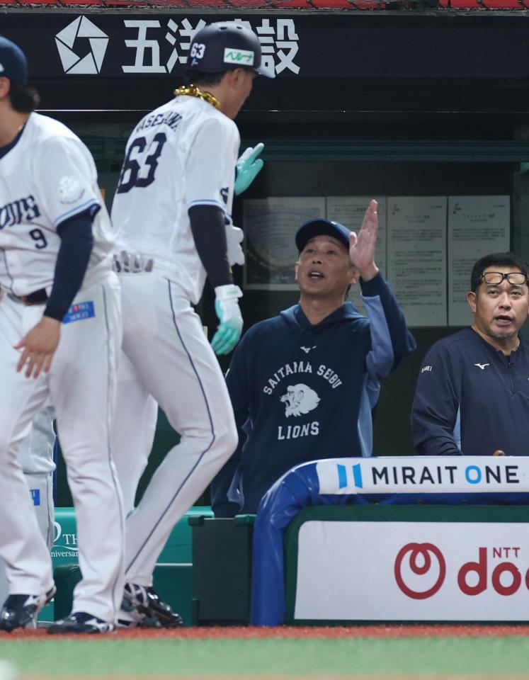 ２回、左越えに逆転２ランを放った長谷川を迎える西口監督（撮影・金田祐二）