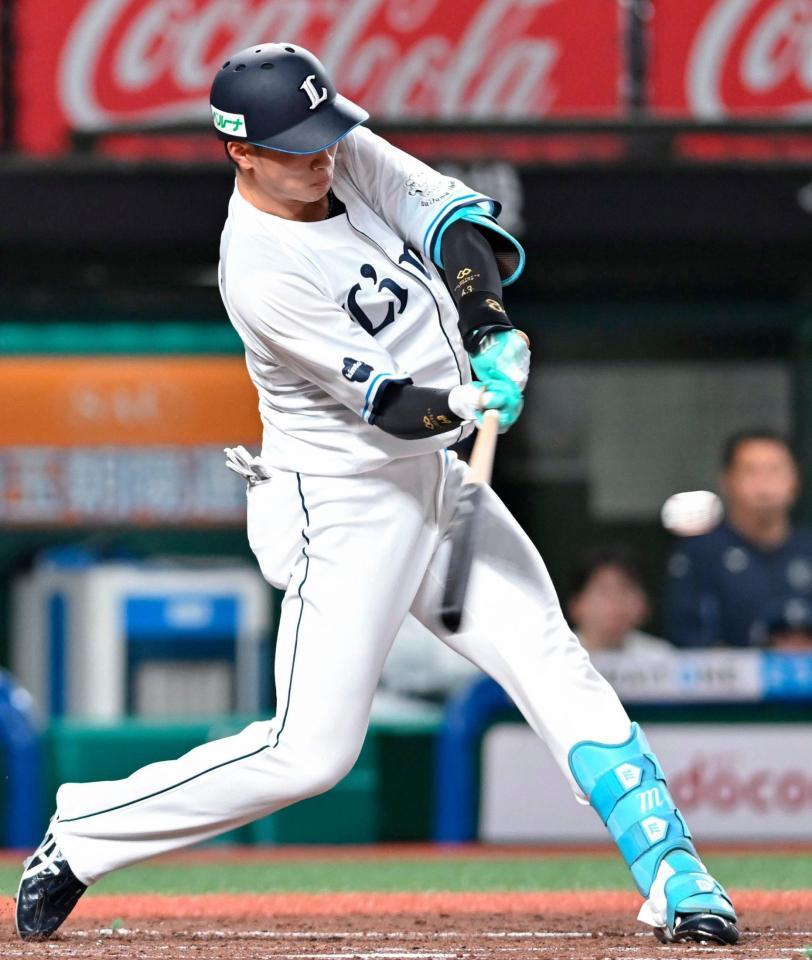 ２回、長谷川が左越えに２ランを放つ