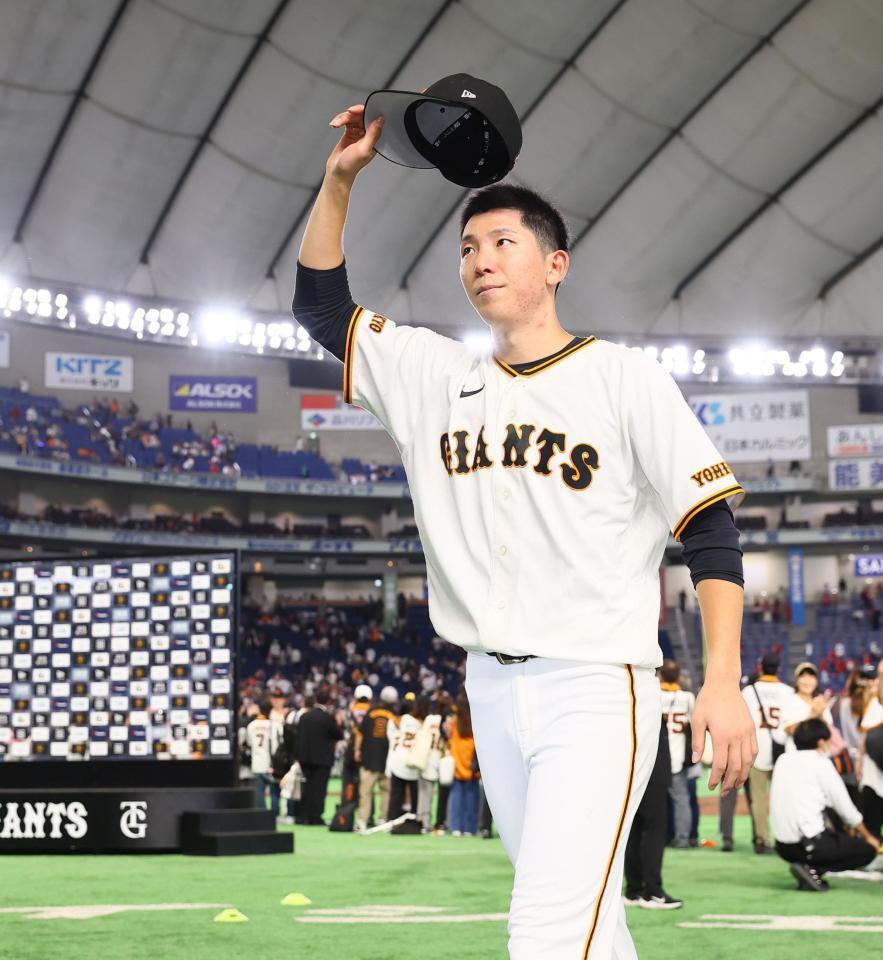 スタンドのファンの歓声に応える戸郷（撮影・中島達哉）