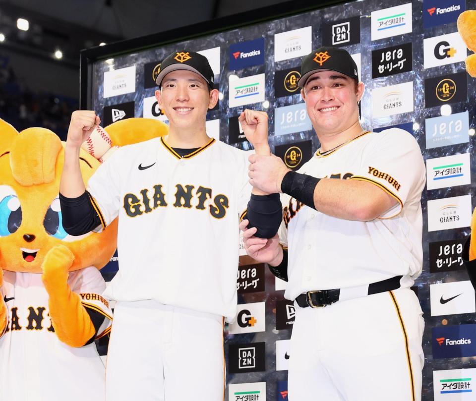 お立ち台で笑顔で記念撮影に応じる巨人・戸郷翔征（左）と巨人・リチャード＝東京ドーム（撮影・中島達哉）