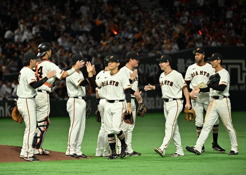 広島に勝利しタッチする巨人ナイン