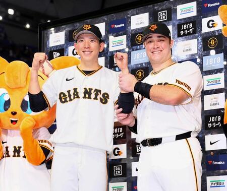 　お立ち台で笑顔を見せる戸郷（左）とリチャード（撮影・中島達哉）