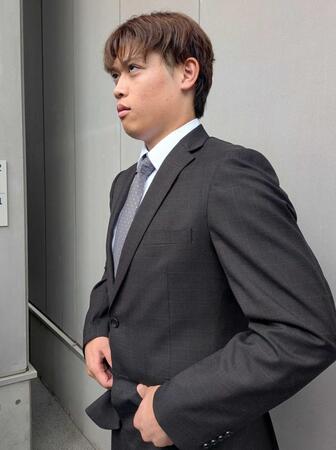 　神妙な面持ちで取材に応じる小園（撮影・福岡香奈）