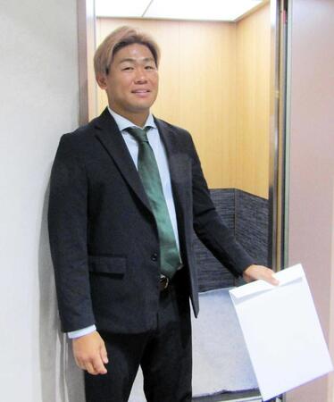 　球団事務所を訪れた田口（撮影・伊藤玄門）