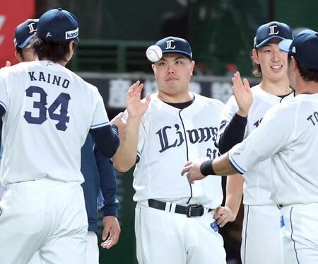 　甲斐野（左）からウイニングボールを受け取る平良（撮影・金田祐二）