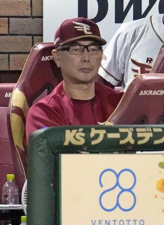 　９回、さえない表情で試合を見つめる楽天・吉井監督。２０１８年以来のシーズン６位が確定した＝楽天モバイルパーク