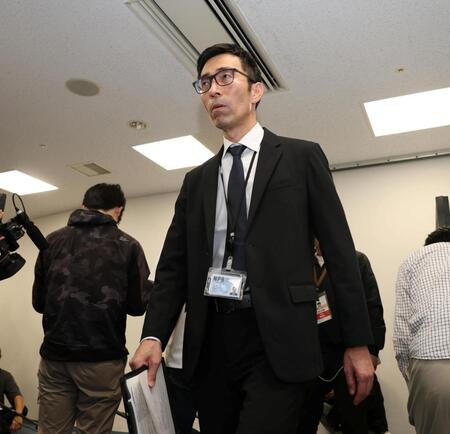 会見を終え、引き揚げる小浜裕一球団本部長（撮影・中田匡峻）