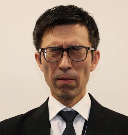 沈痛な表情を見せる小浜裕一球団本部長（撮影・中田匡峻）