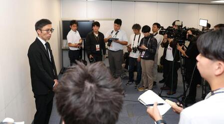 野上士耀さんの死去に伴い、報道陣の質問に答える小浜裕一球団本部長（左）＝撮影・中田匡峻