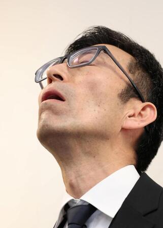 会見中、天を仰ぐ小浜裕一球団本部長（撮影・中田匡峻）