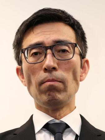 野上士耀さんの死去に寂しさを隠しきれない小浜裕一球団本部長（撮影・中田匡峻）