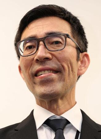 歯を食いしばる小浜裕一球団本部長（撮影・中田匡峻）