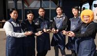 春季キャンプの新人休日イベントを楽しむ（左から）高谷、佐藤龍、藤川、森陽、窪田、野上士耀さん＝２０２６年２月