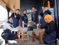 春季キャンプの新人休日イベントで「ねりくり作り体験」を前に気合が入る（左から）高谷、佐藤龍、藤川、森陽、窪田、野上士耀さん＝２０２６年２月