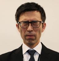 沈痛な表情を見せる小浜裕一球団本部長（撮影・中田匡峻）