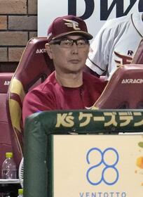 　９回、さえない表情で試合を見つめる楽天・吉井監督。２０１８年以来のシーズン６位が確定した＝楽天モバイルパーク