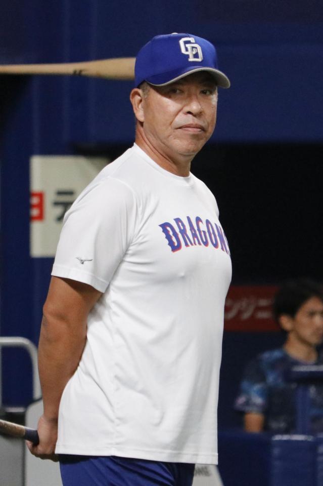 　練習を見守る井上監督
