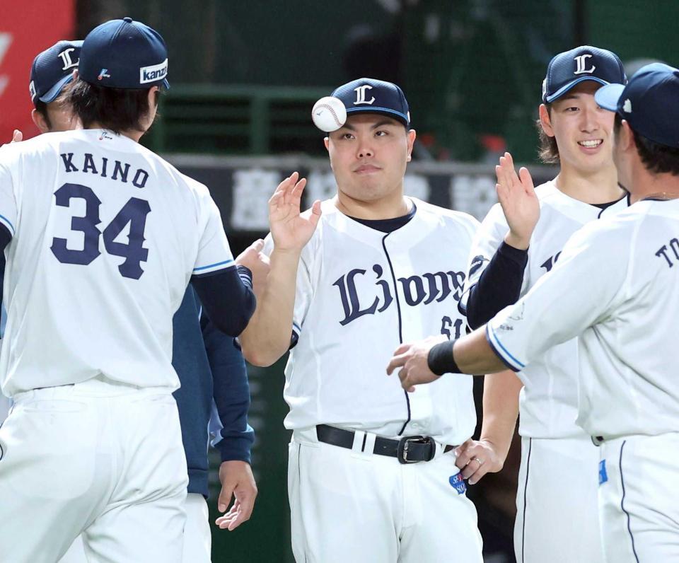 　甲斐野（左）からウイニングボールを受け取る平良（撮影・金田祐二）