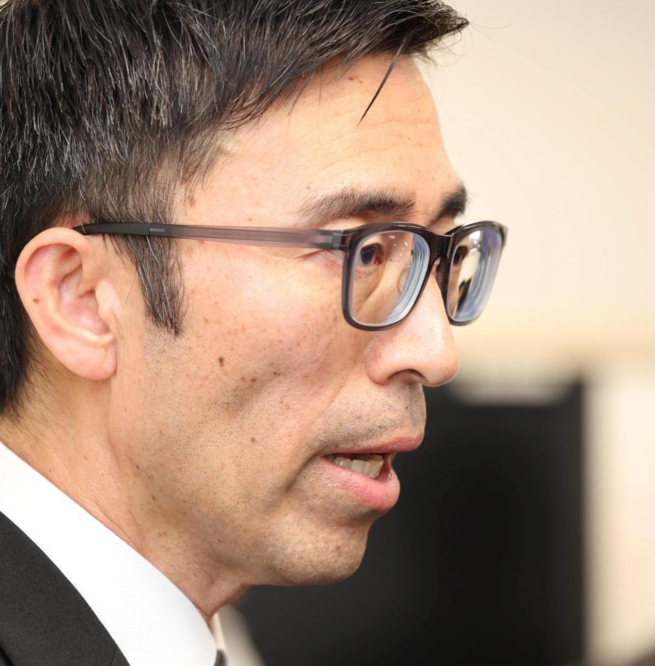 野上士耀さんの死去に伴い、会見を行う小浜裕一球団本部長（撮影・中田匡峻）