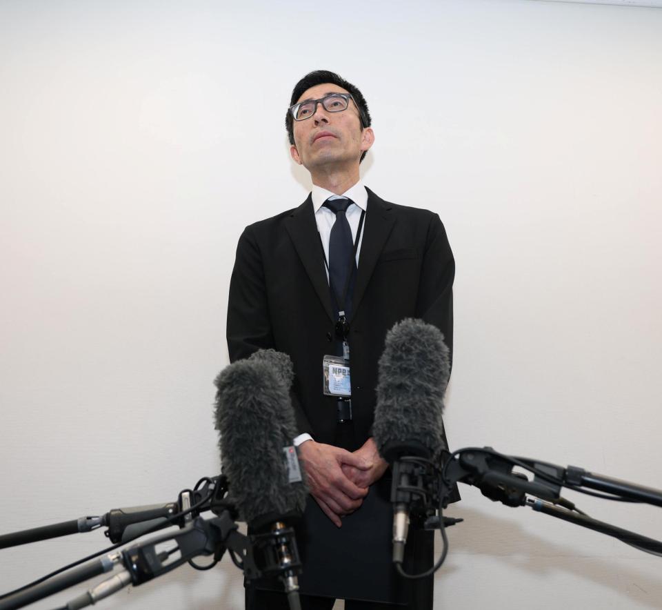 野上士耀さんの死去に伴い、会見を行い小浜裕一球団本部長（撮影・中田匡峻）