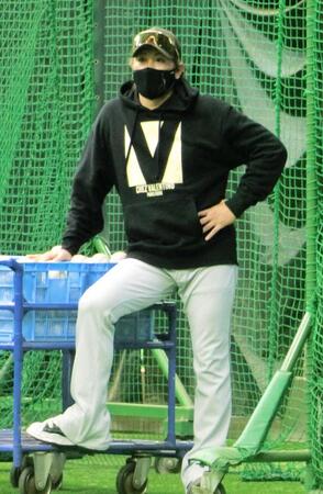 　投手陣の練習を見守る新庄監督（撮影・藤田昌央）