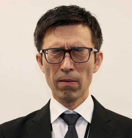 　沈痛な表情を見せる小浜球団本部長（撮影・中田匡峻）