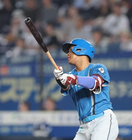 ５回日、適時二塁打を放つ万波（撮影・西岡正）