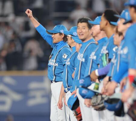 今季最終戦を勝利で終え、スタンドに向かって手を上げる新庄監督（撮影・西岡正）